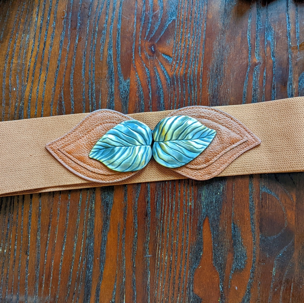Cute belt with interlocking beautiful leaves.